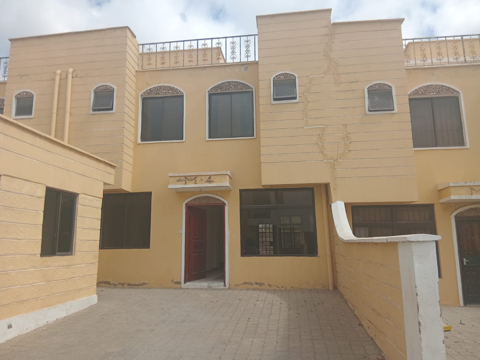 FOR SALE: FOUR-BEDROOM + DSQ SWAHILI-STYLE HOUSE – ATHI RIVER