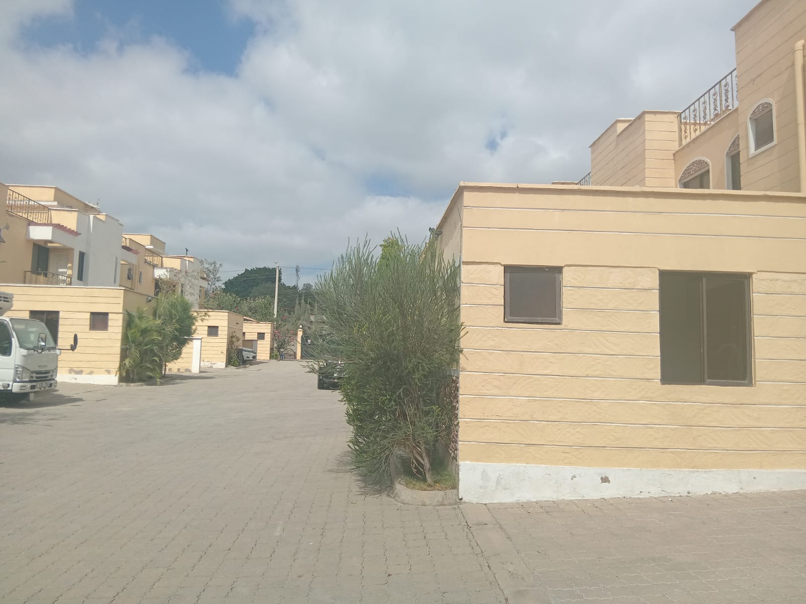 FOR SALE: FOUR-BEDROOM + DSQ SWAHILI-STYLE HOUSE – ATHI RIVER