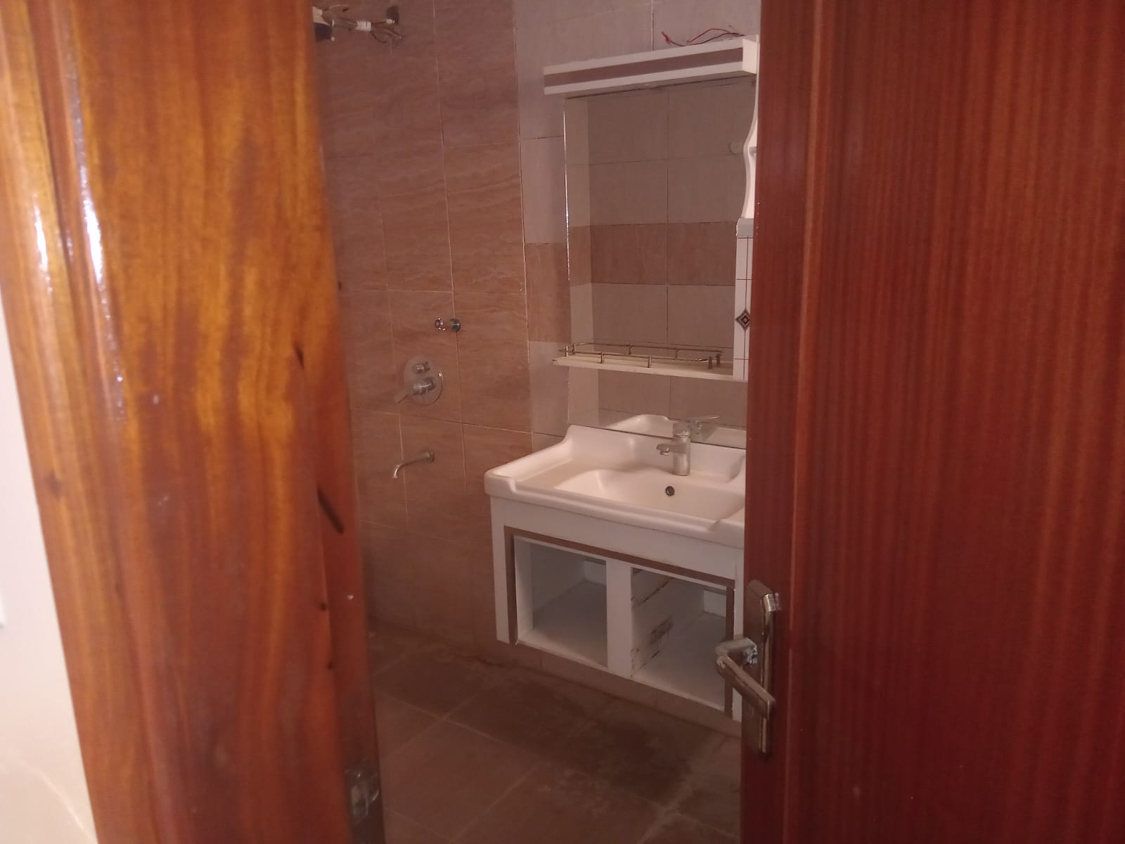 FOR SALE: FOUR-BEDROOM + DSQ SWAHILI-STYLE HOUSE – ATHI RIVER
