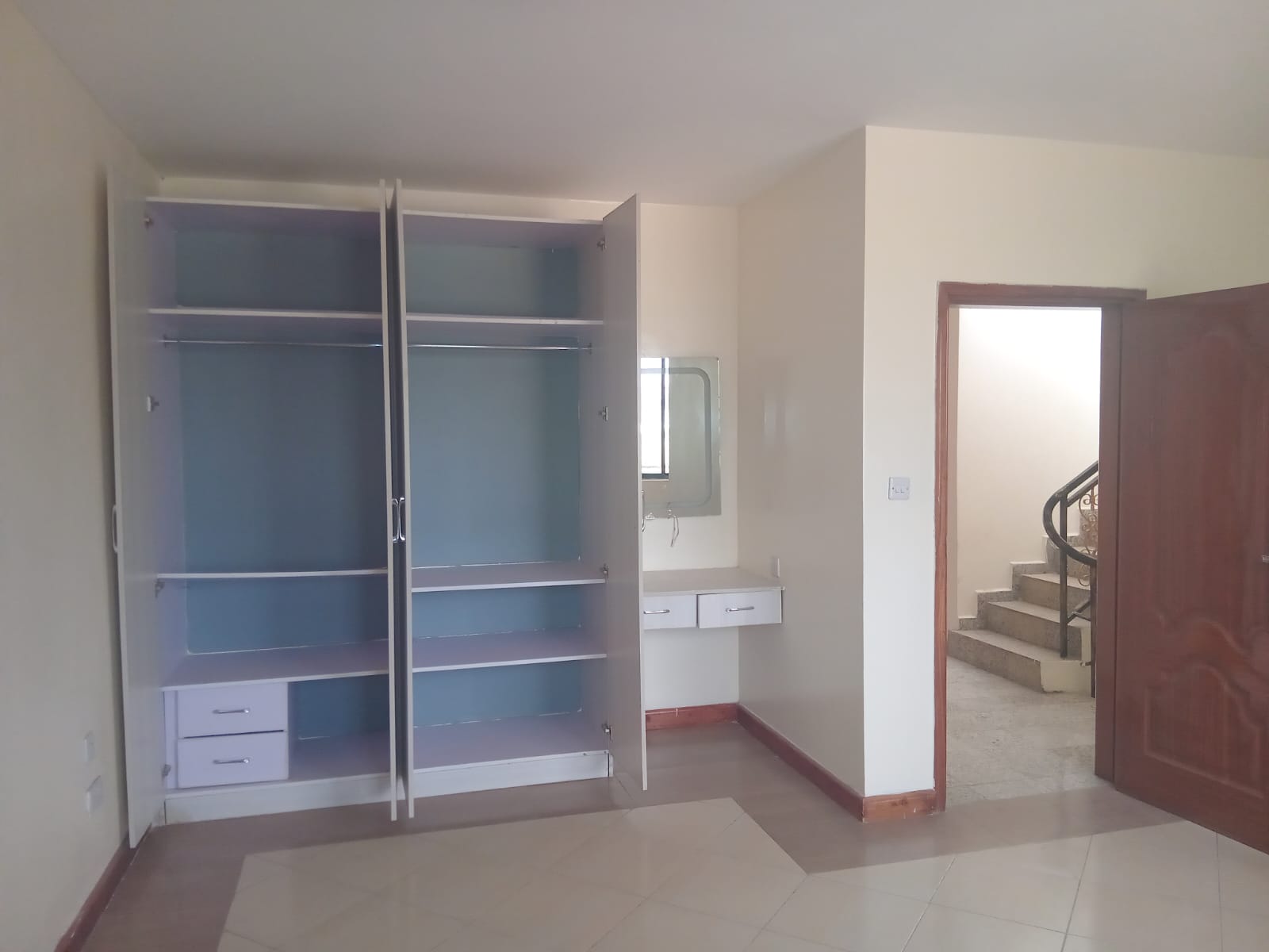 FOR SALE: FOUR-BEDROOM + DSQ SWAHILI-STYLE HOUSE – ATHI RIVER