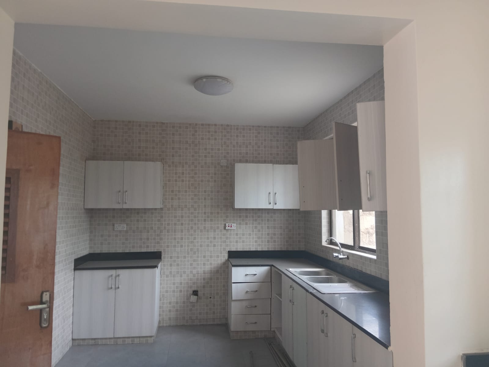 FOR SALE: FOUR-BEDROOM + DSQ SWAHILI-STYLE HOUSE – ATHI RIVER