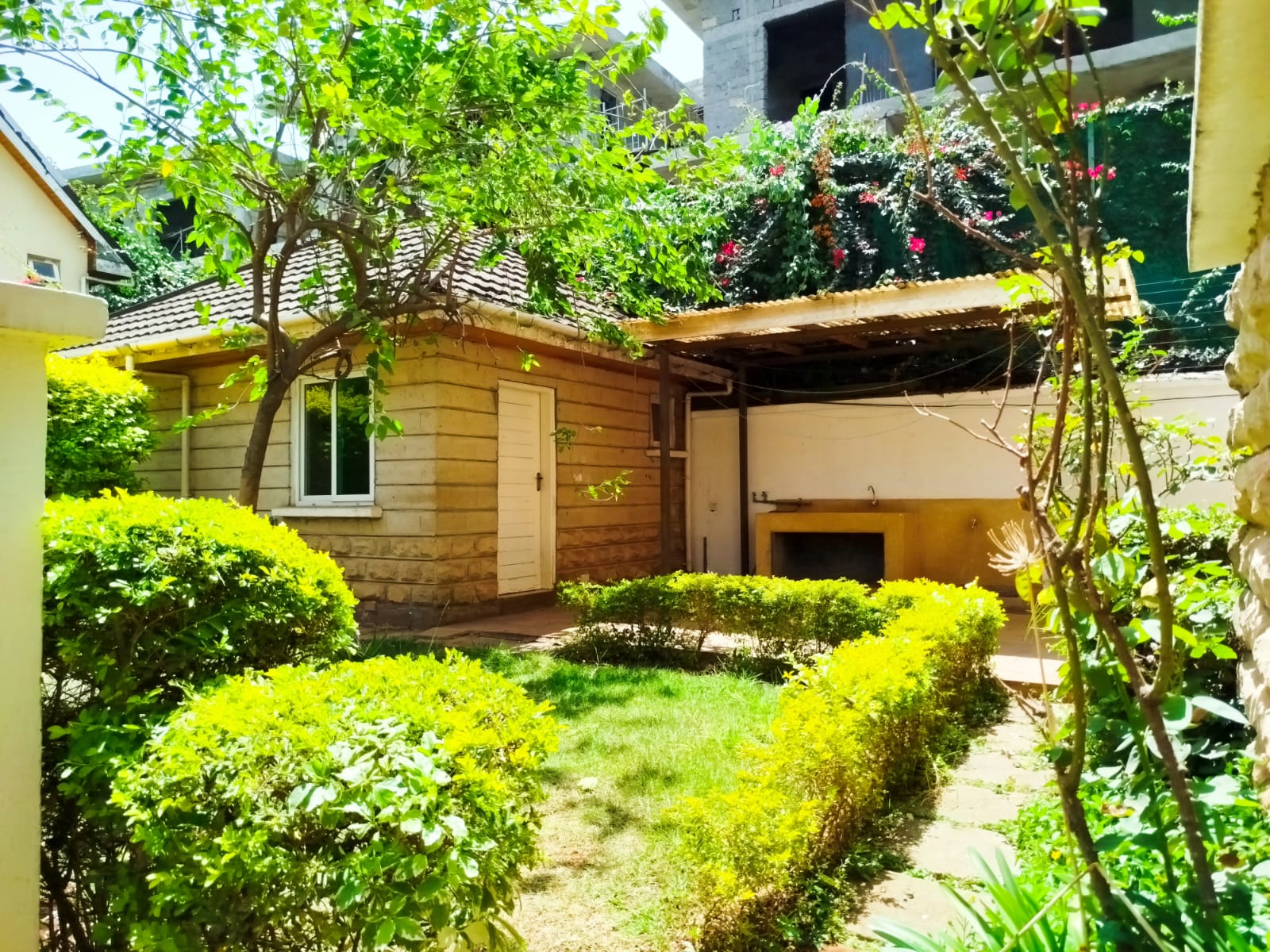 FOR RENT: FIVE-BEDROOM VILLA – LAVINGTON