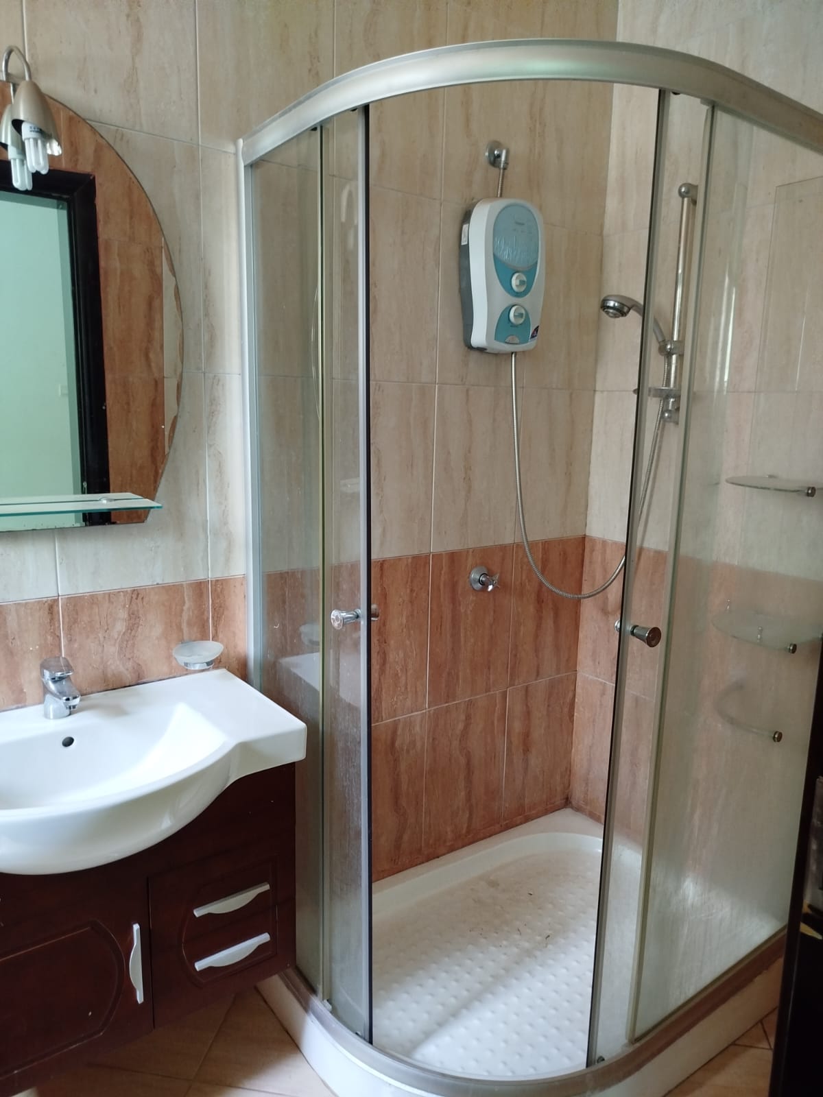 FOR RENT: FIVE-BEDROOM VILLA – LAVINGTON