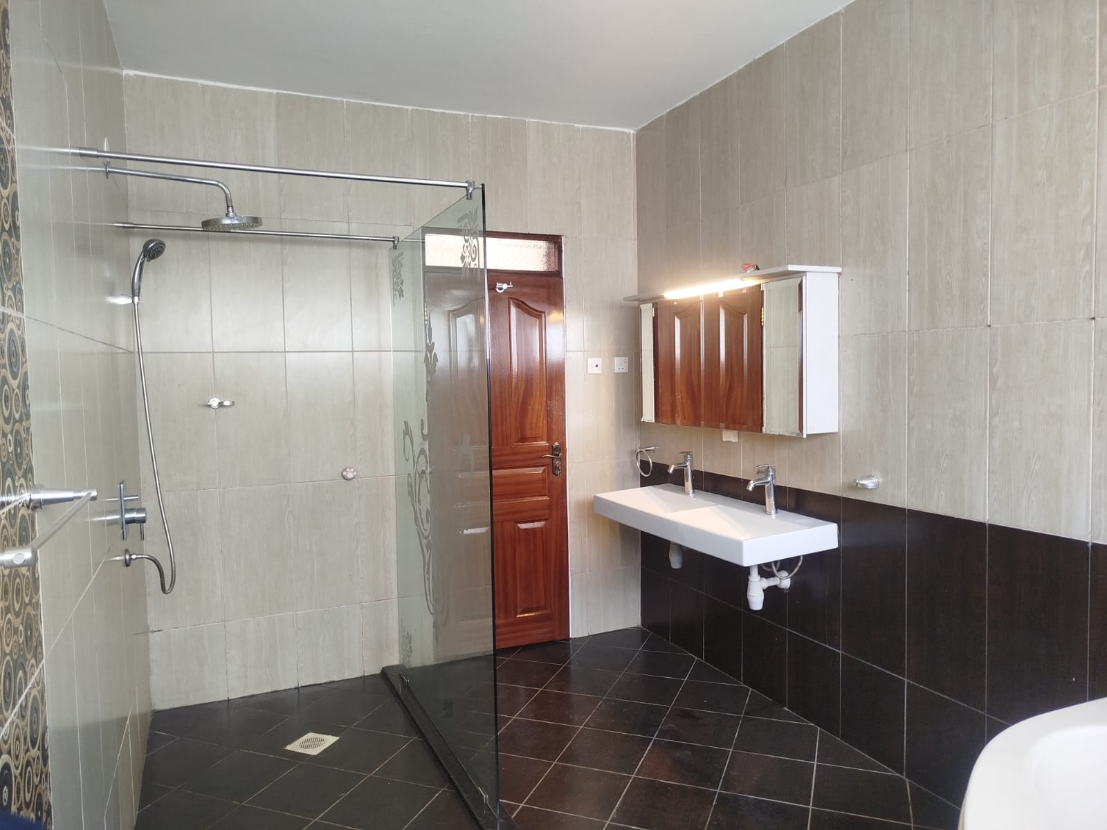 KYUNA – FIVE-BEDROOM HOUSE FOR RENT