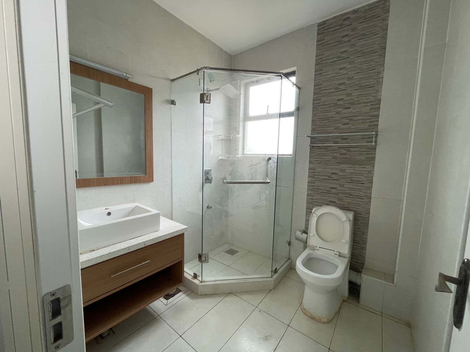 For Rent: 6-Bedroom Penthouse Duplex – Brookside |