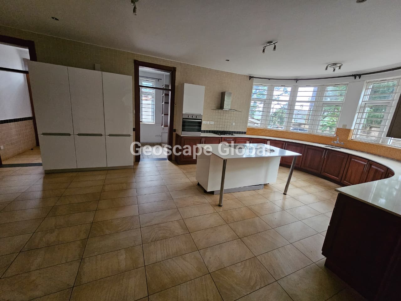FOR RENT: 5-Bedroom House – Rosslyn