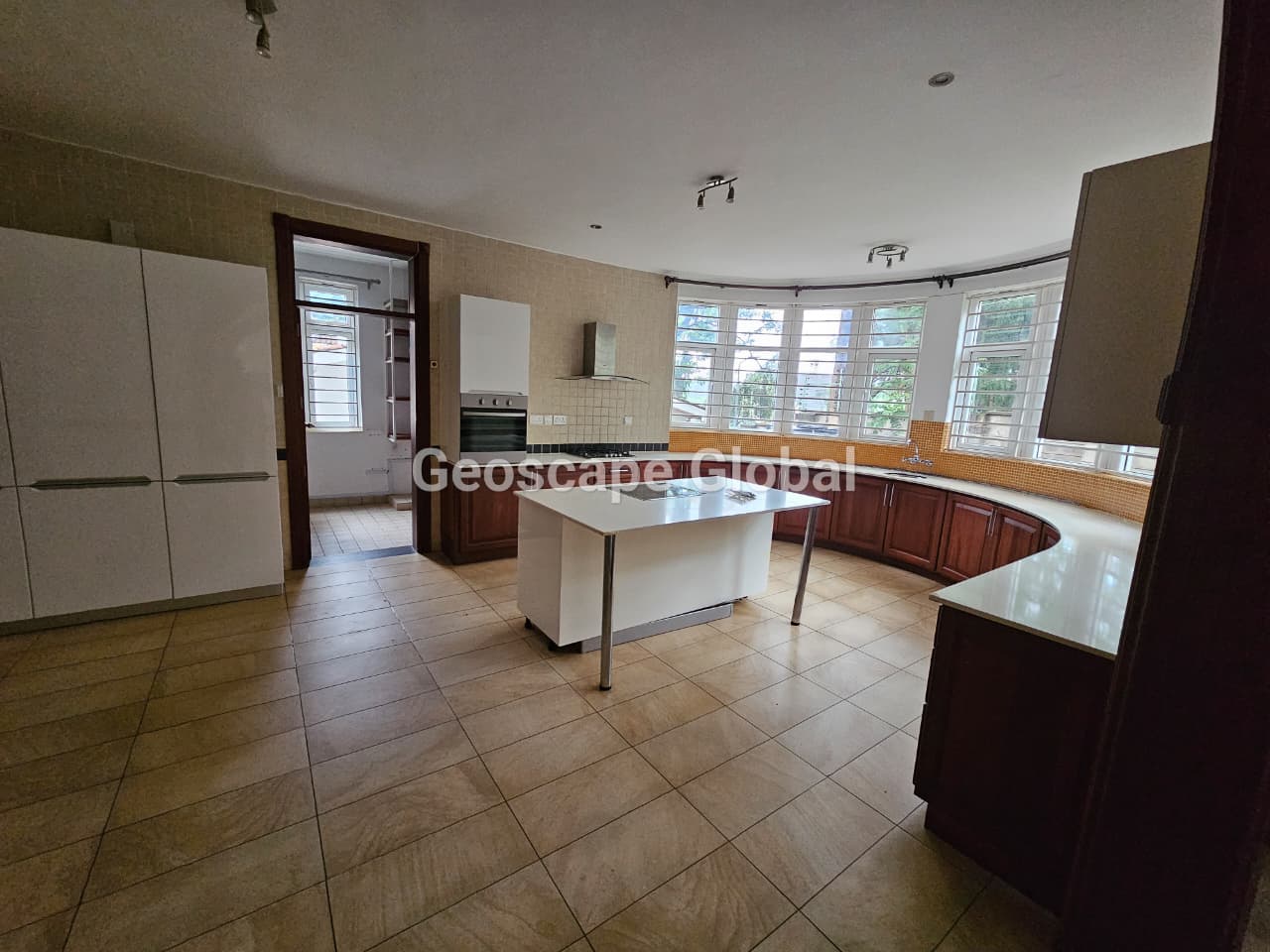 FOR RENT: 5-Bedroom House – Rosslyn