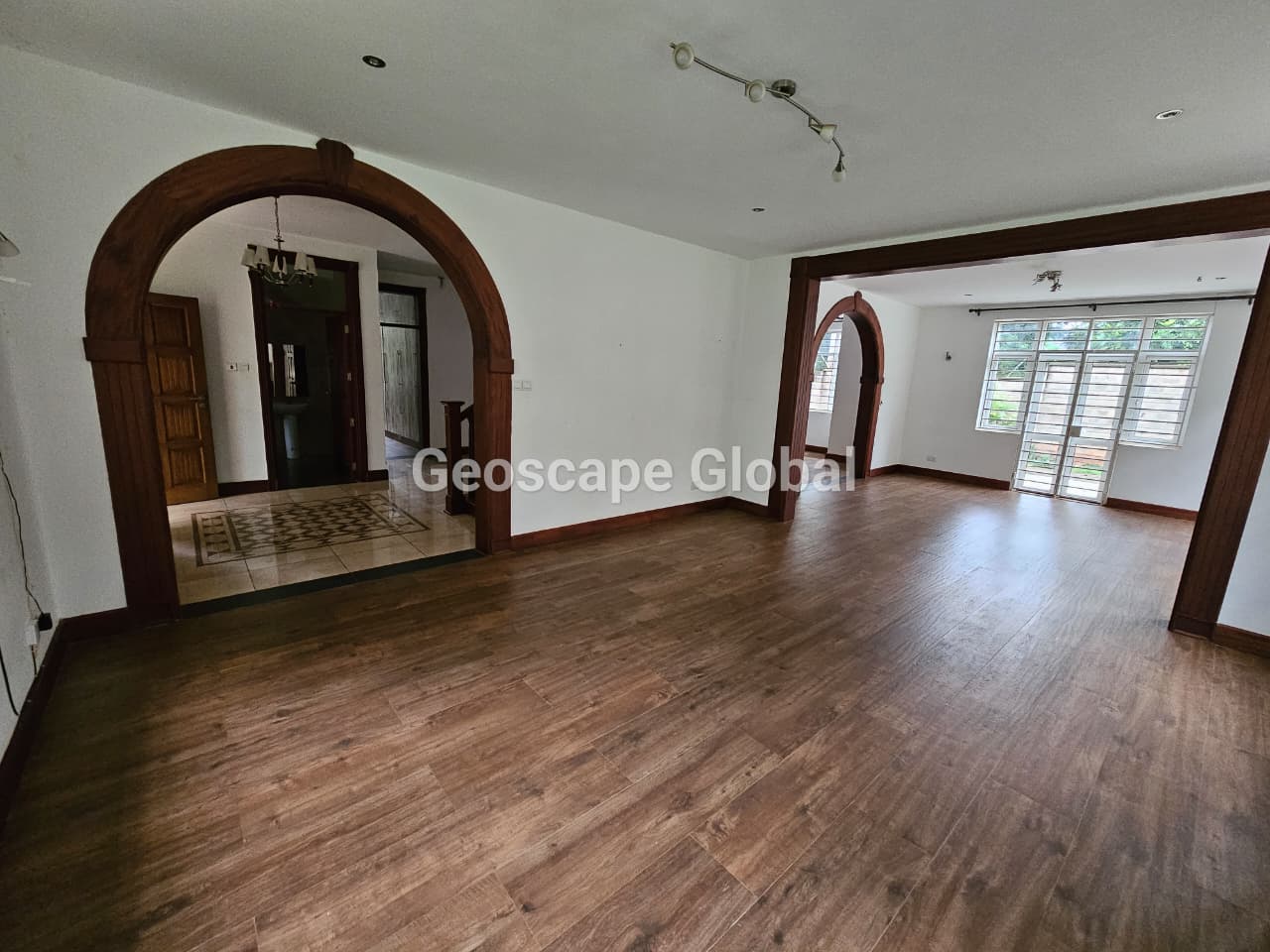 FOR RENT: 5-Bedroom House – Rosslyn