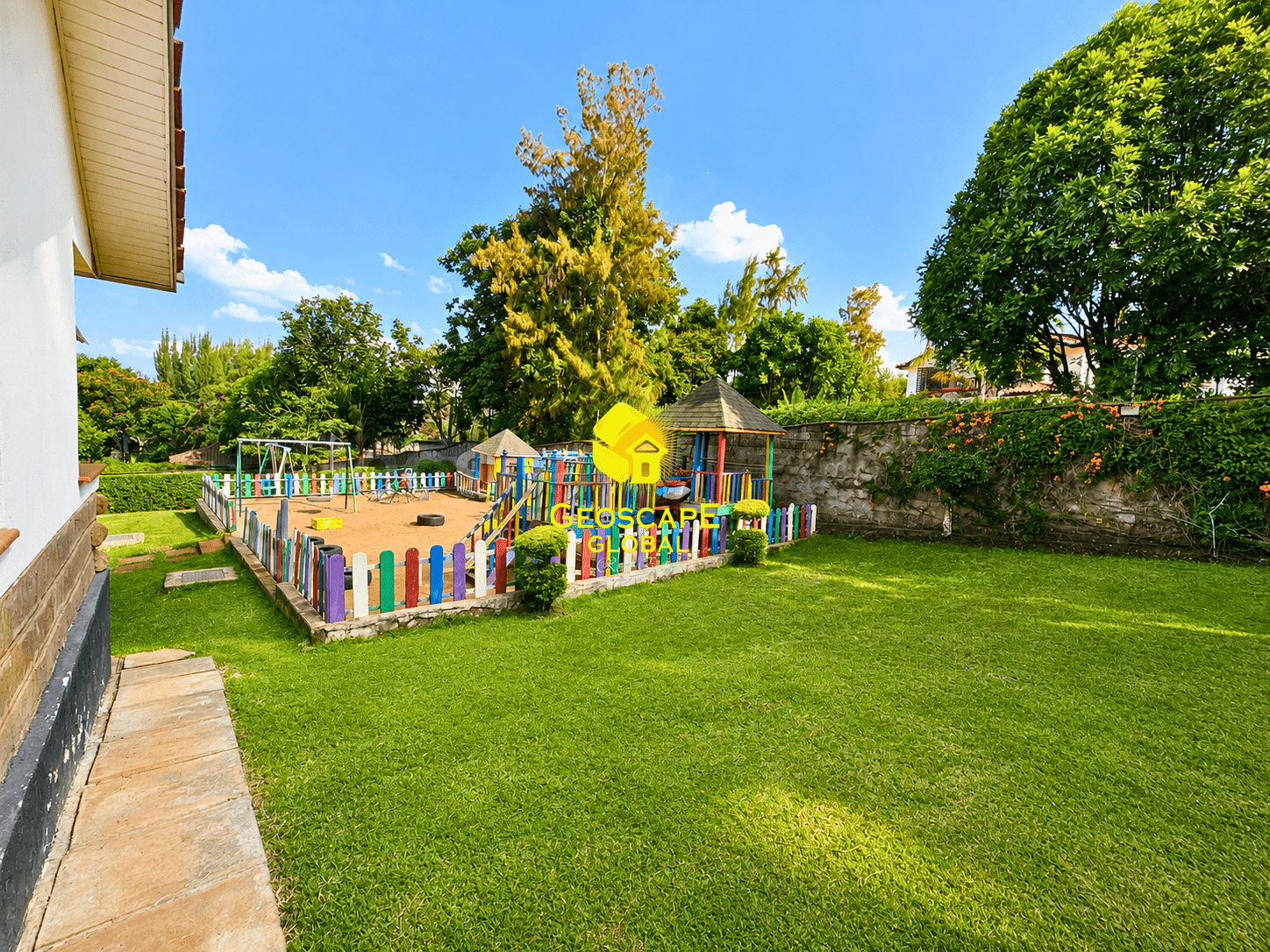 4-BEDROOM TOWNHOUSE FOR SALE – ROSSLYN