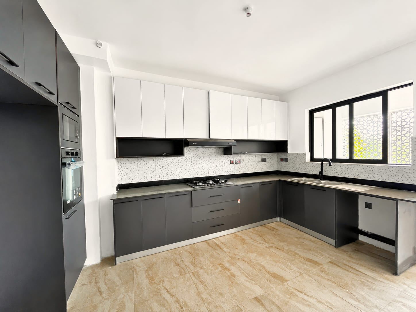 🏡 FOR RENT: Six-Bedroom Unfurnished Apartments – Parklands